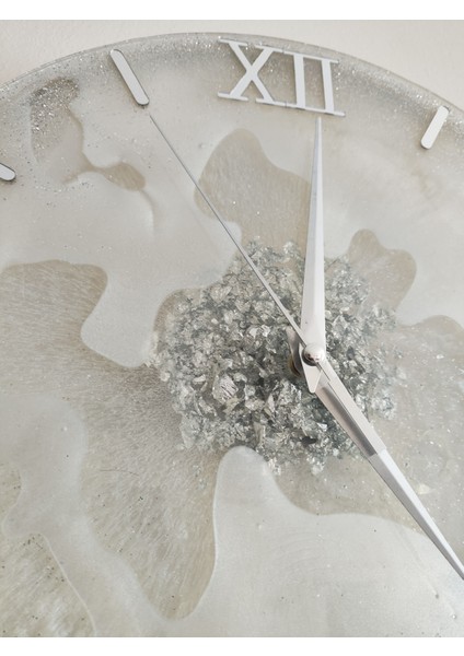 | El Yapımı Epoksi Duvar Saati 35 cm | Parlak Simli & Şeffaf Reçine | Lüks Modern Dekoratif Tasarım | Modern Ev Dekoru | Ev & Ofis Dekoru indirimleri