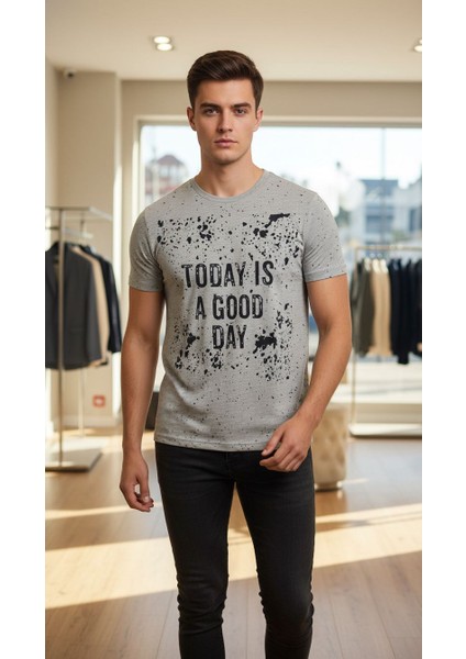 ERKEK NORMAL BEDEN EMPİRME BASKILI KUMAŞ DELİKLİ DİR BİSİKLET YAKALI ETEK VE KOL DÜZ T-SHIRT