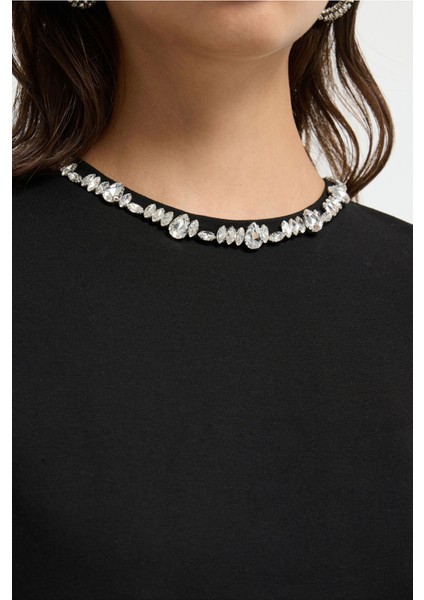 Yakası Taşlı Kısa Kol Tişört Siyah 17543613002 fiyatları