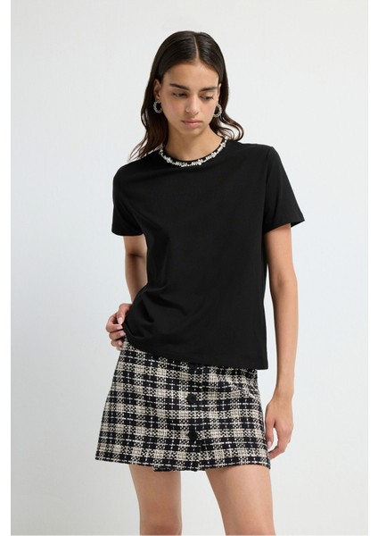 Yakası Taşlı Kısa Kol Tişört Siyah 17543613002 fırsatları