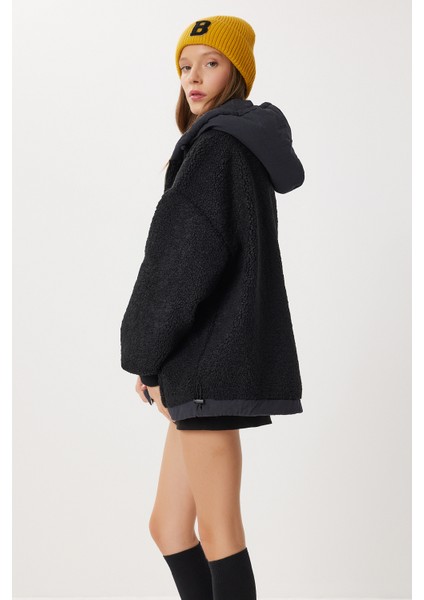 Oversize Kapüşonlu Kontrast Peluş Mont LFG0172 Siyah fiyatları