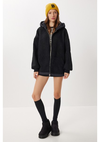 Oversize Kapüşonlu Kontrast Peluş Mont LFG0172 Siyah fırsatları