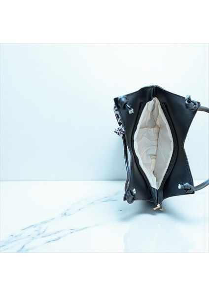 Çizgili Fularlı Kadın Hasır Kol Çanta Çizgili Fularlı Kadın Hasır Kol Çanta fırsatları