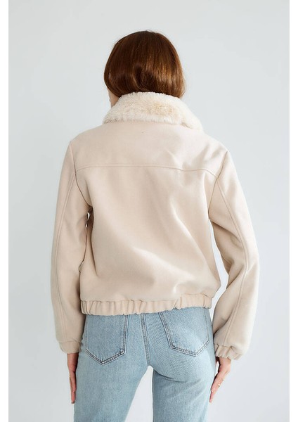 D99709 Yaka Kürklü Düğme Detaylı Kısa Kadın Kaşe Mont Taş fırsatları