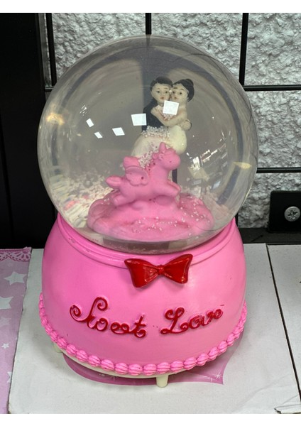 Sweet Love Evli Çift ve Unicorn Temalı Işıklı Müzikli Kar Püskürtmeli Büyük Boy Pilli Kar Küresi