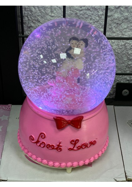 Sweet Love Evli Çift ve Unicorn Temalı Işıklı Müzikli Kar Püskürtmeli Büyük Boy Pilli Kar Küresi fiyatları