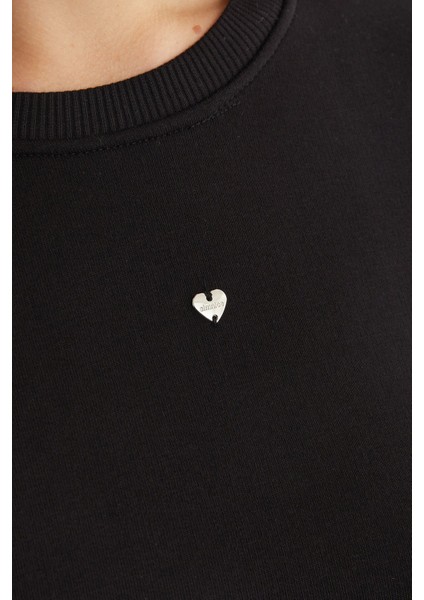 3 Iplik Kalp Aksesuarlı Crop Sweatshirt