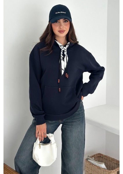 Kadın Fular Detaylı Kapüşonlu Sweatshirt – Casual Charm
