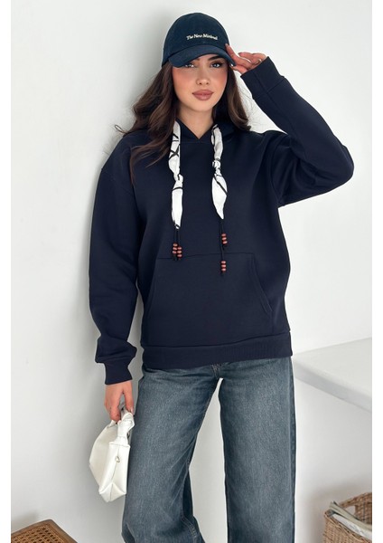 Kadın Fular Detaylı Kapüşonlu Sweatshirt – Casual Charm