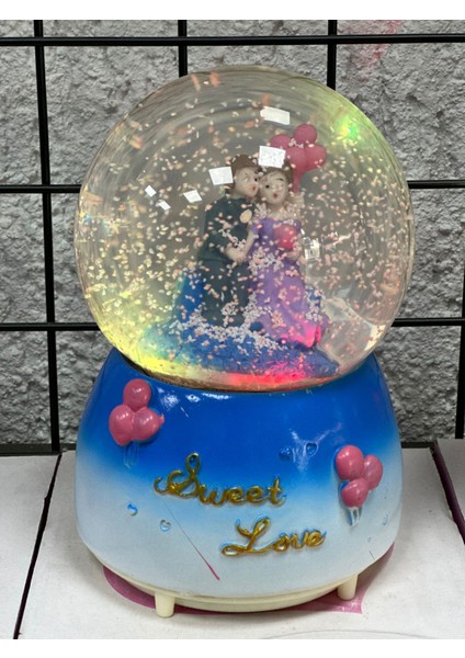 Sweet Love Evli Çift Balon Temalı Işıklı Müzikli Kar Püskürtmeli Büyük Boy Pilli Kar Küresi modelleri