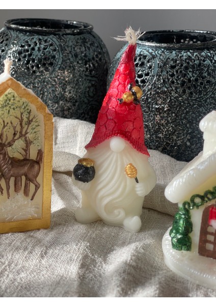 El Yapımı 3’lü Yılbaşı Temalı Dekoratif Mum Seti – Noel Baba Evi, Gmome (Cüce) ve Geyik Figürlü Mumlar 🎄✨ modelleri