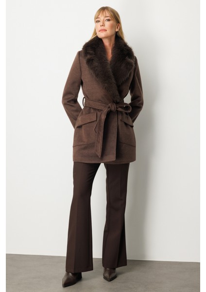 Kadın Yakası Kürklü Beli Kuşaklı Kaban 6079 Kahverengi modelleri