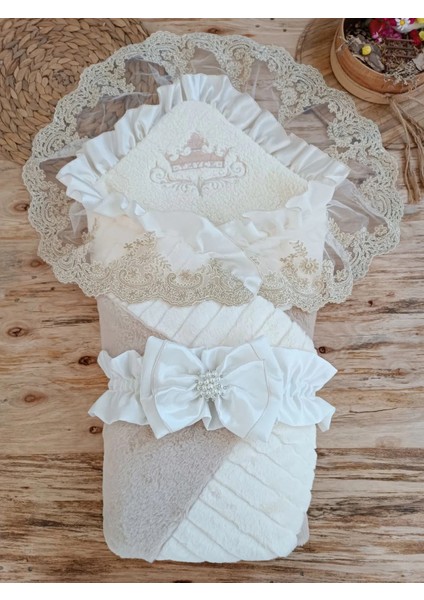 Litaetrend Yenidoğan Wool Yün Kumaş Taç Nakışlı Güpür Duvaklı Fiyonk Prizma Taş Unisex Kundak Bebek Battaniyesi Bej