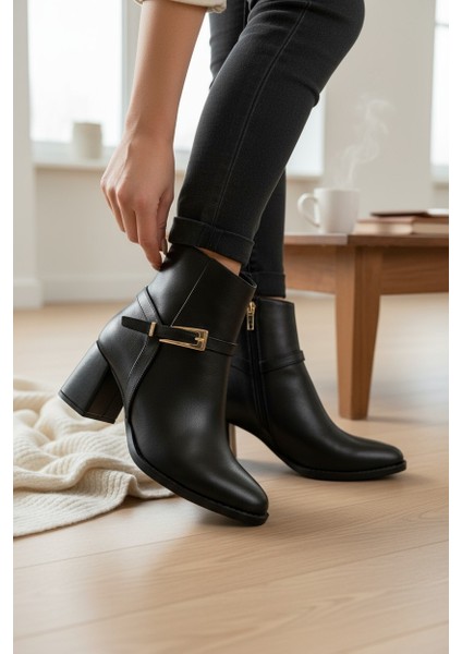 Zarif Siyah Fermuarlı Tokalı Kadın Sivri Burun Yarım Bot