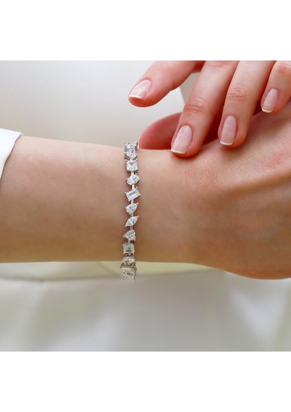 Zirkon Taşlı Kalpli Figürlü Gümüş Bileklik fırsatları