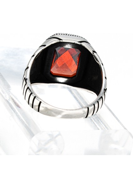 Kırmızı Taşlı 925 Ayar Gümüş Erkek Yüzük – Modern ve Gösterişli Tasarım