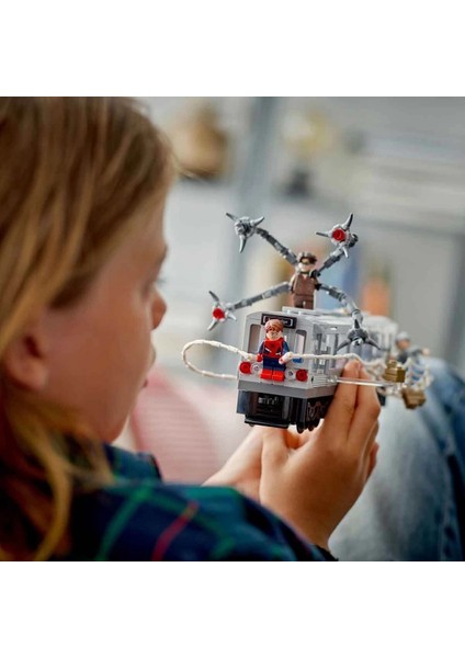 LEGO Marvel Örümcek Adam ile Doktor Oktopus Metro Sahnesi 76321 modelleri