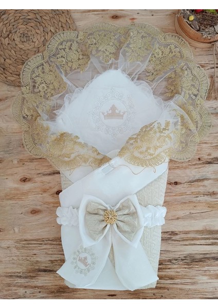 Litaetrend Yenidoğan Titi Taç Nakışlı Plazma Taşlı Güpürlü Çift Fiyonk Duvaklı Trilüks Kundak Bebek Battaniyesi Gold