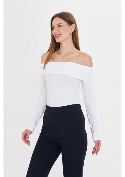 Kadın Omuzu Açık Uzun Kollu Düz Yaka Vücuda Oturan Tişört modelleri