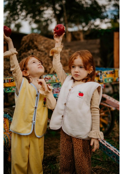 Petit Paris Elma Nakışlı Peluş Krem Yelek