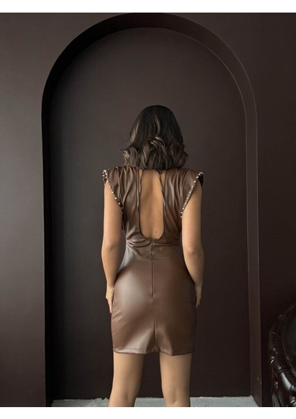 Kadın Siyah Suni Deri Görünümlü Zımba Detaylı Mini Elbise Dar Kesim Abiye Elbise