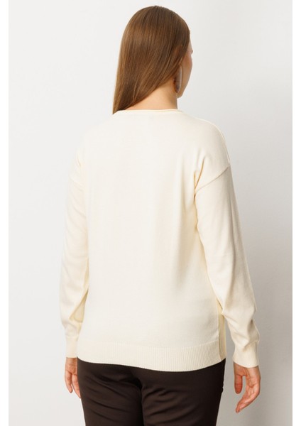 Kadın Büyük Beden Çiçek Işlemeli Sıfır Yaka Triko Kazak 65359 Krem fırsatları