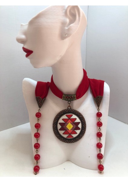 Kanaviçe Işlemeli Fular Kolye