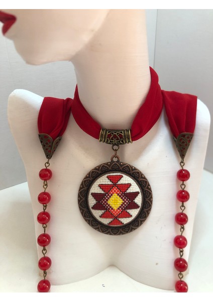 Kanaviçe Işlemeli Fular Kolye fiyatları