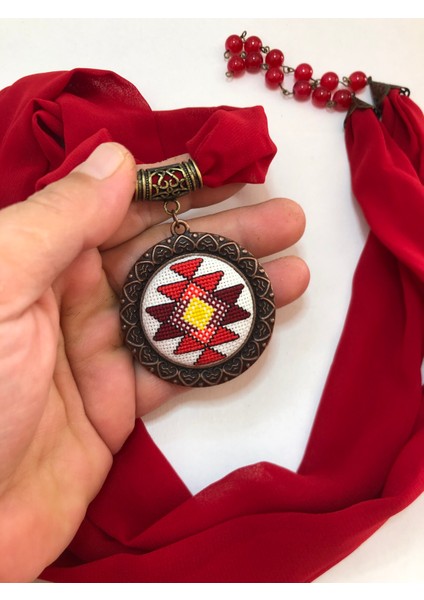 Kanaviçe Işlemeli Fular Kolye fırsatları