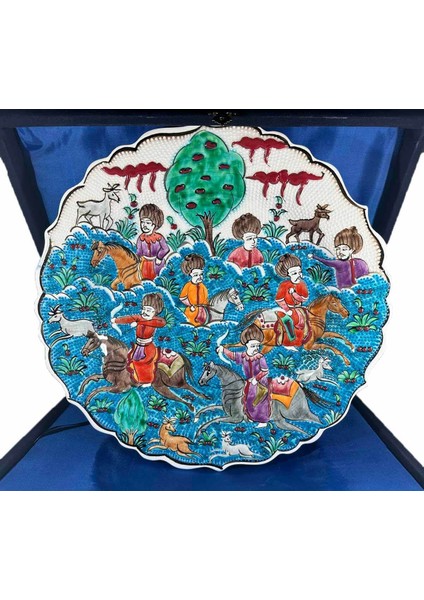 El Yapımı Minyatürlü Iznik Çini Tabak – Osmanlı Av Sahnesi (30 Cm)