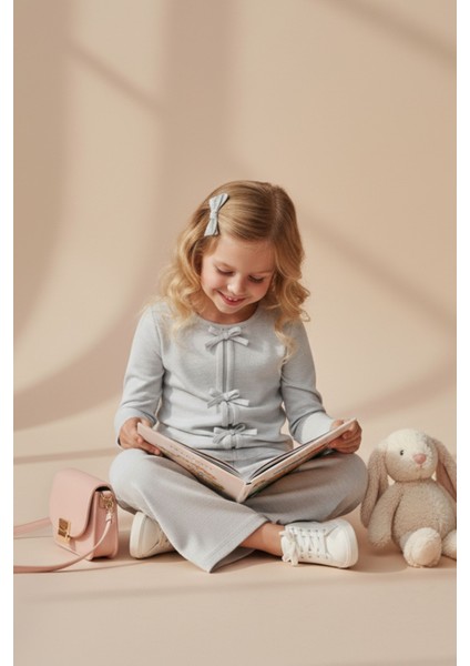 Kız Çocuk Gri Fiyonk Detaylı Uzun Kollu Tişört ve Bol Paça Pantolon Takım - Kız Çocuk Takım