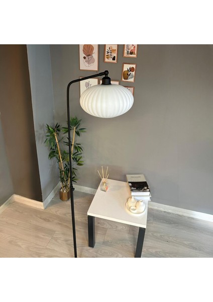 Elegant Beyaz Cam Siyah Gövdeli Lambader Modern Dekoratif Metal Oturma Odası Çalışma Odası Zemin modelleri