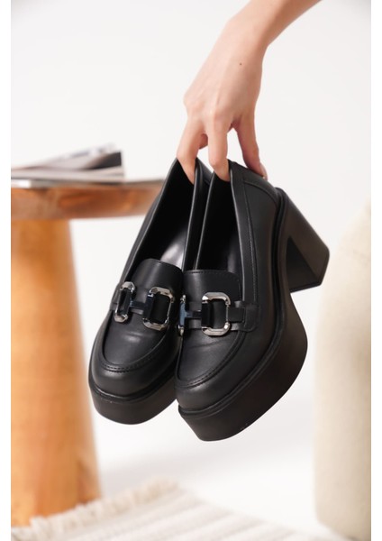 Ecilef Siyah Gümüş Tokalı Kadın Loafer