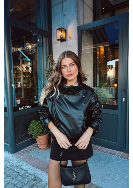 Siyah Dik Yaka Fermuarlı Apolet Detaylı Astarlı Deri Ceket