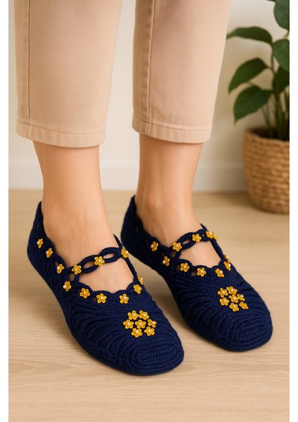 El Yapımı Lacivert Çiçekli Örgü Patik – Sıcak, Rahat ve Zarif Tasarım