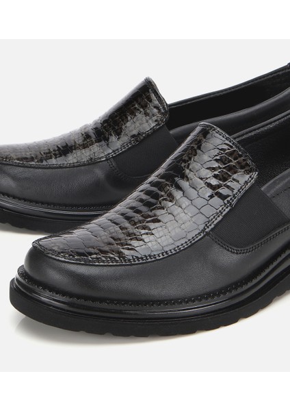 01AYH314440A100 KADIN Deri Siyah Yılan Baskılı Dolgu Topuklu Günlük Loafer modelleri