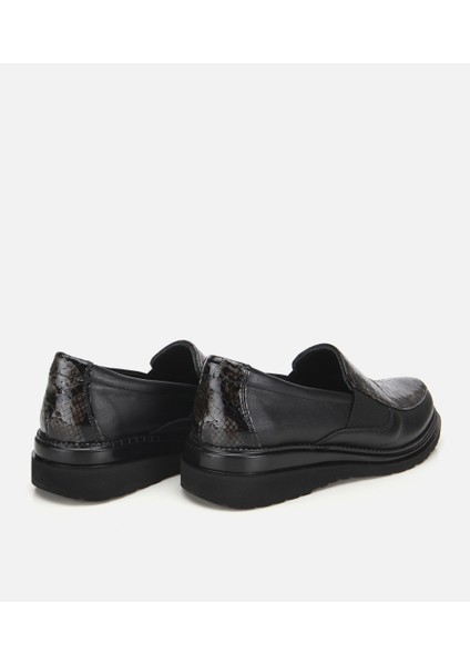 01AYH314440A100 KADIN Deri Siyah Yılan Baskılı Dolgu Topuklu Günlük Loafer fırsatları