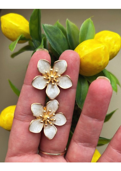 Çiçek Desenli Sedefli Çelik Küpe fiyatları