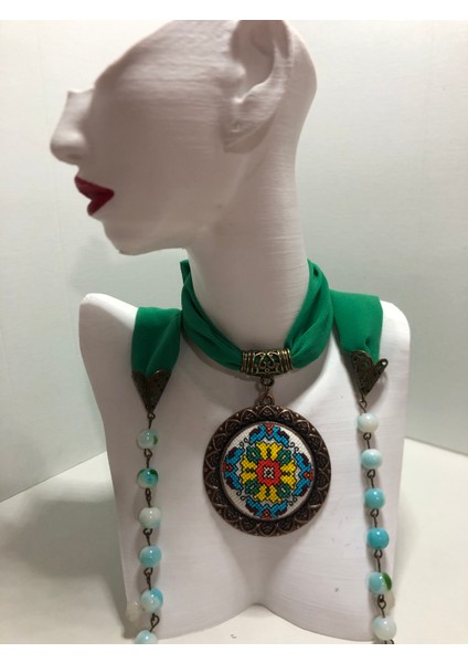 Kanaviçe Işlemeli Fular Kolye