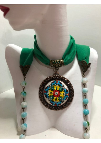 Kanaviçe Işlemeli Fular Kolye fiyatları