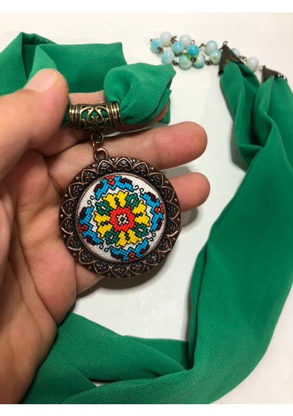 Kanaviçe Işlemeli Fular Kolye fırsatları