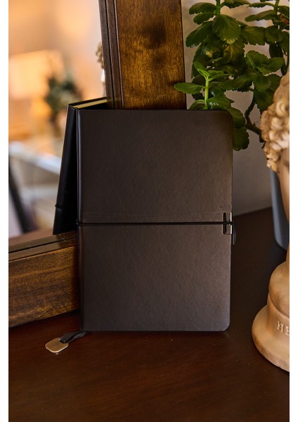 Kişiye Özel Siyah Lastikli Vegan Deri Düz 224 Sayfa Çizgili Not Defteri