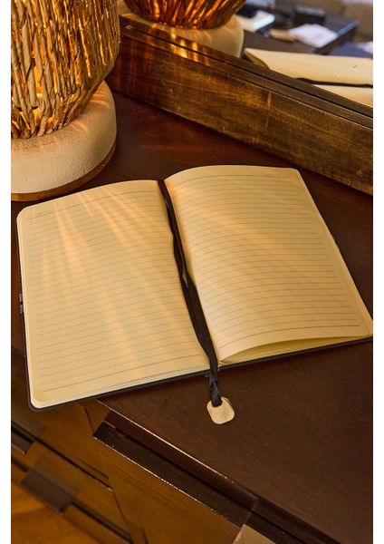 Kişiye Özel Siyah Lastikli Vegan Deri Düz 224 Sayfa Çizgili Not Defteri fiyatları