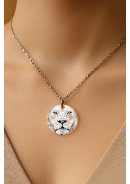 Şeffaf Sert Akrilik Kolye Ucu ve Üzeri Zincirli Desenli Kolye Beyaz Aslan