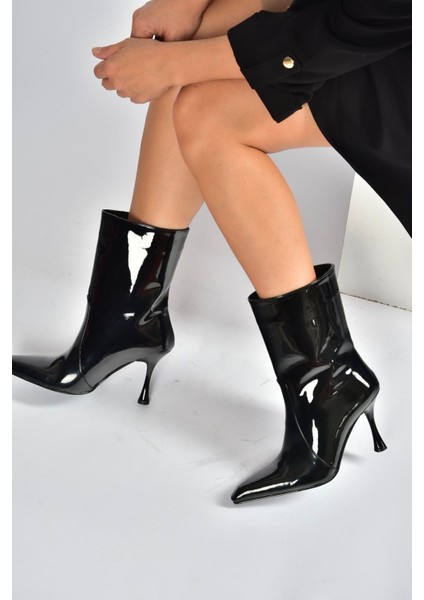 V752550208 Siyah Rugan Ince Topuklu Kadın Bot fırsatları