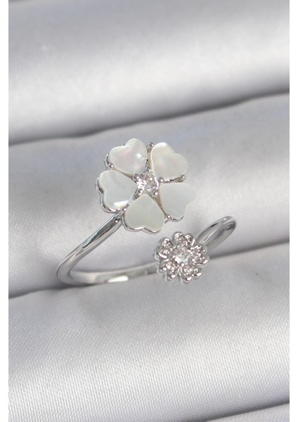Bfs Pirinç Gümüş Renk Beyaz Mineli Çiçek Model Zirkon Taş Detay Kadın Yüzük