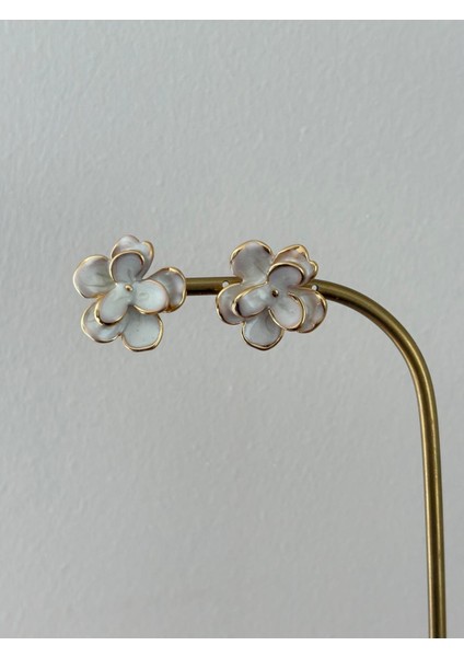 Beyaz Çiçek Mineli Gold Vip Çelik Küpe