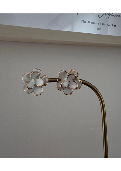 Beyaz Çiçek Mineli Gold Vip Çelik Küpe modelleri