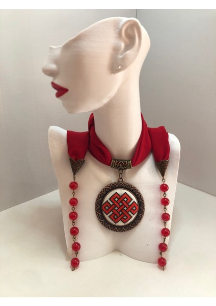 Kanaviçe Işlemeli Fular Kolye