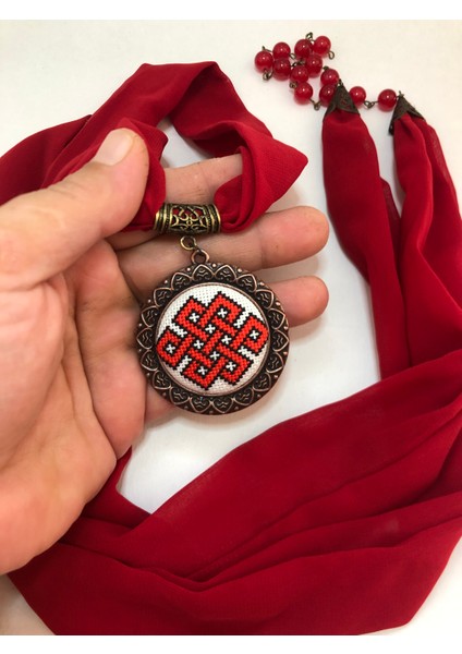 Kanaviçe Işlemeli Fular Kolye fırsatları